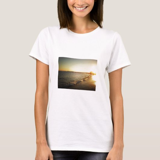 コニーアイランド、ブルックリンのビーチの日没 Tシャツ (正面)