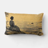 コネチカット女性が釣り人枕を見る ランバークッション (裏面)