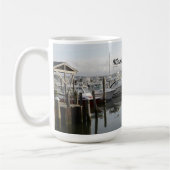 コネチカット州のナティック州のマリーナにドッキングしたボート コーヒーマグカップ (左)