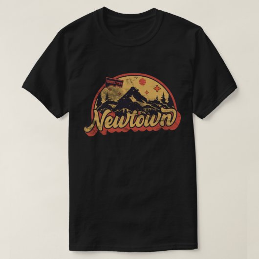 コネチカット州ニュータウン Tシャツ (デザイン正面)