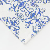 コバルトブルーとホワイトフローラダマスクスタイルパターン フリースブランケット (角)