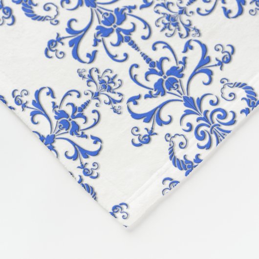コバルトブルーとホワイトフローラダマスクスタイルパターン フリースブランケット (角)