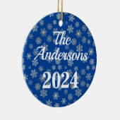 コバルトブルーと雪の背景パーソナライズされた セラミックオーナメント (右)