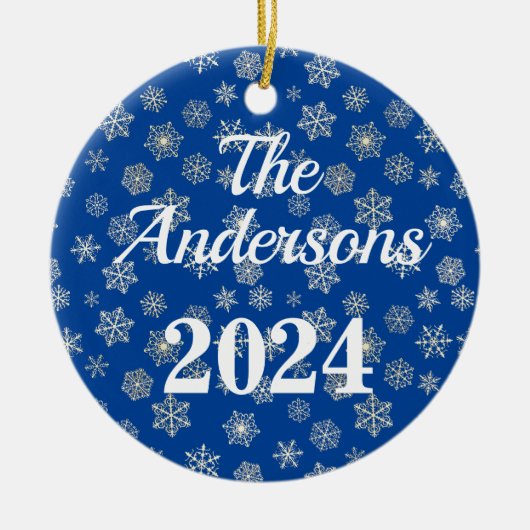 コバルトブルーと雪の背景パーソナライズされた セラミックオーナメント (正面)