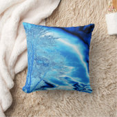 コバルトブルーの空に氷の冬の木 クッション (ブランケット)