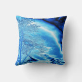 コバルトブルーの空に氷の冬の木 クッション (裏面)