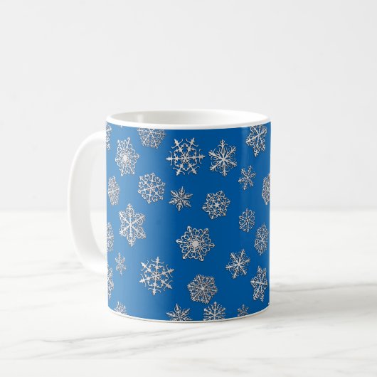 コバルトブルーの背景に銀色の雪片 コーヒーマグカップ (正面左)