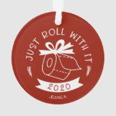 コビッド・クリスマスのユーモア Just Roll With It オーナメント (裏面)