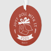 コビッド・クリスマスのユーモア Just Roll With It オーナメント (正面)