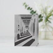 コピクールユニークモダンーゲン女性歩く ポストカード (スタンド正面)