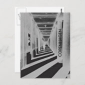 コピクールユニークモダンーゲン女性歩く ポストカード (正面/裏面)