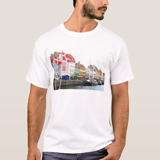 コペンハーゲン、DanmarkのNyhavn運河 Tシャツ (正面)