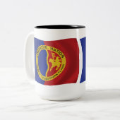 コマンチ国旗のマグカップ ツートーンマグカップ (正面左)