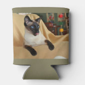 コミカルなシールポイントSiamese Cat Licking It's Nose 缶クーラー (裏面)