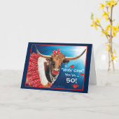 コミカルな牛の誕生日カード カード (黄色い花)