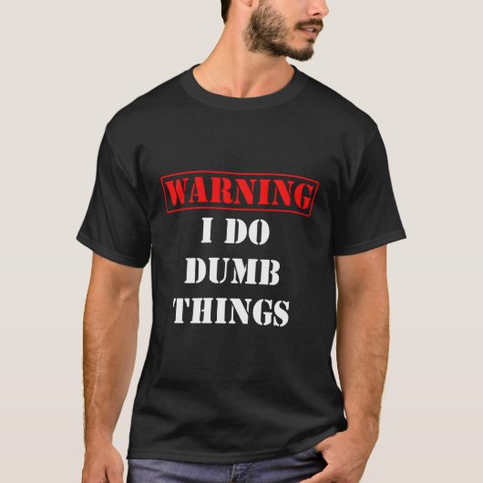 コミカル警告な私はばかの愚かな事をする Tシャツ (正面)
