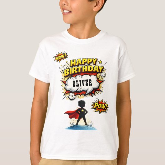 コミックスタイルのスーパーヒーローの少年 名前 誕生日 Tシャツ (正面)