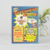 コミックブック・スーパーヒーロー・フォト挿入誕生日パーティー 招待状 (スタンド正面)