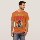 コミック調のハイキングヒーローが描かれた面白いデザイン Tシャツ (正面フル)