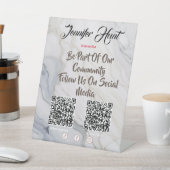 コミュニティのQRコードペデスタルサインの一部である 台座サイン (インサイチュ)