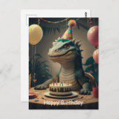 コモドドラゴンが誕生日ケーキのあるテーブルに座っている ポストカード (正面/裏面)