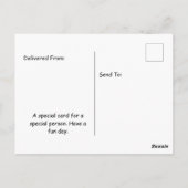 コモドドラゴンが誕生日ケーキのあるテーブルに座っている ポストカード (裏面)