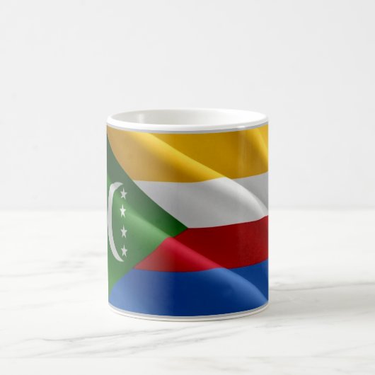 コモロ – なびく国旗 – コーヒーマグカップ (中央)