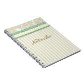 コラージュかわいらし付きモノグラムのパステルストライプレース ノートブック (右側)