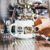 コラージュのカップルの写真とハグとキスフレーズの愛 エスプレッソカップ