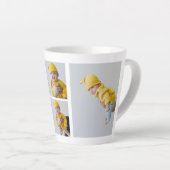 コラージュ写真カラフルとメリー |ハッピーホリデー カフェラテマグ (右アングル)