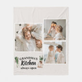 コラージュ写真&おばあちゃんのキッチンは常に開いている フリースブランケット (正面)