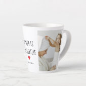 コラージュ写真 |私の母は私のバレンタインデーである カフェラテマグ (右アングル)