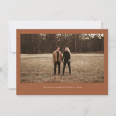 コリアンダー ボヘミアンのアーストーン テラコッタ セーブ・ザ・デート 招待状 (裏面)