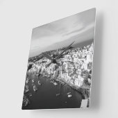コリチェッラ港の眺め 1 - プロチダ島 - 白黒 スクエア壁時計 (傾斜)