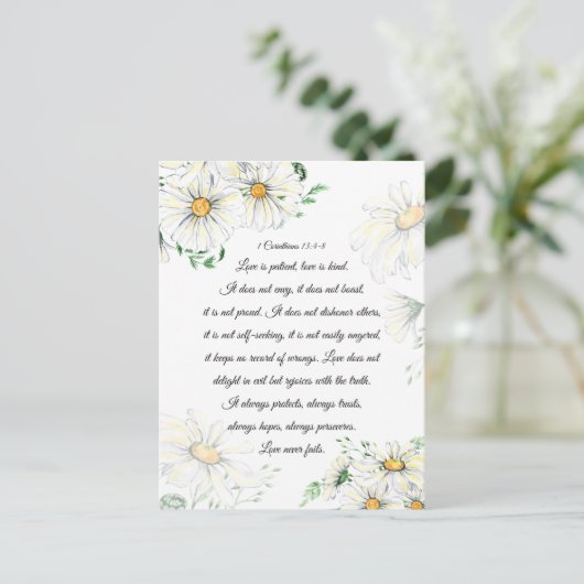 コリントの第一 13:4-8 愛は忍耐強い 白いデイジー ポストカード (スタンド正面)