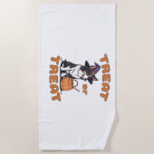 コリー縁どハロウィーン犬の衣装「トリートまたはトレア ビーチタオル (正面)