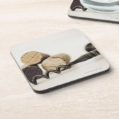 コルクせん抜きが付いているワインのコルク コースター (左側)