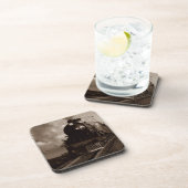 コルクのコースターのヴィンテージのセピア色の蒸気機関車の列車 コースター (右側)