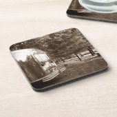 コルクのコースターのヴィンテージの光沢があるアルミニウムキャンピングカートレーラー コースター (左側)