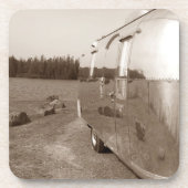 コルクのコースターのヴィンテージの光沢があるアルミニウムキャンピングカートレーラー コースター (正面)