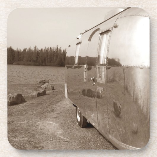 コルクのコースターのヴィンテージの光沢があるアルミニウムキャンピングカートレーラー コースター (正面)