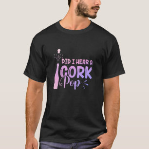 コルクの女性がPを飲ポップ・アートのんで泡立つワインを聞いた Tシャツ