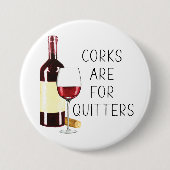 "コルクはクリッターのために"水の色の赤ワイングラス 缶バッジ (正面)