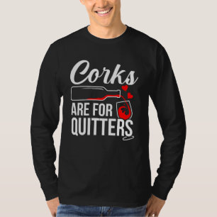 コルクはワインを飲むグラフィックをクリッターのために Tシャツ