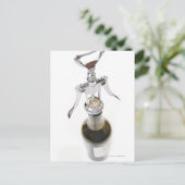 コルク栓抜きのワインボトル。 ポストカード (スタンド正面)