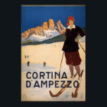 コルチナダンペッツォ ポスター<br><div class="desc">コルティナ・ダンペッツォでスキー場でポーズをとった女性を示すポスター。</div>