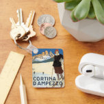 コルティーナ・ダンペッツォ,イタリア,ヴィンテージ旅行スキーアルプス キーホルダー<br><div class="desc">ヴィンテージイラストレーションヨーロッパ旅行のポスターCortina d'Amperzzo,イタリアのアルプス山脈のスキーリゾートで女性スキーをイタリアン特集。</div>