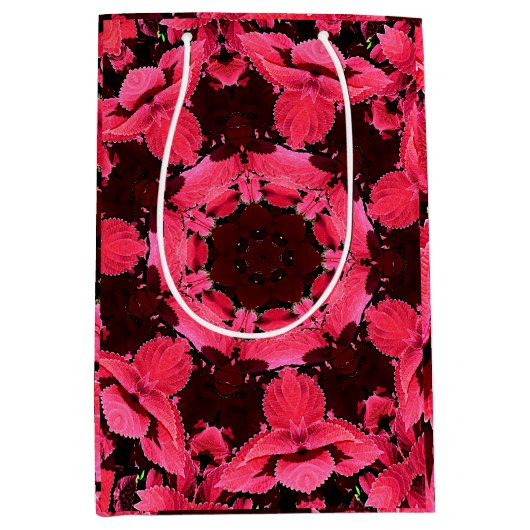 コレウスクローズアップ万華鏡のように千変万化するパターン ミディアムペーパーバッグ (正面)