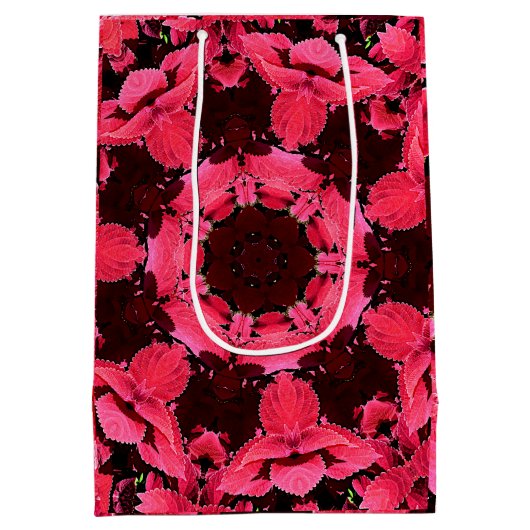 コレウスクローズアップ万華鏡のように千変万化するパターン ミディアムペーパーバッグ (裏面)