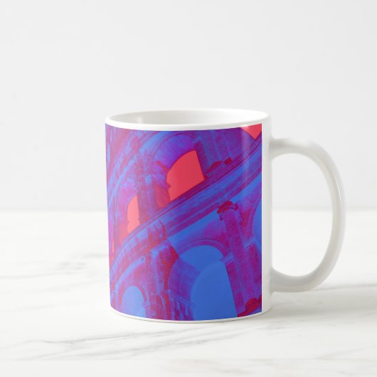 コロシアムと彫像の赤い青いデジタルアート コーヒーマグカップ (右)